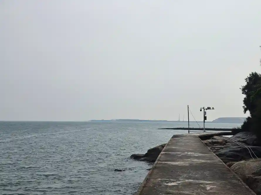 4k风景壁纸 - 岩石海岸 - 平静海面 - 灰色天空「哲风壁纸」 4k风景壁纸 - 岩石海岸 - 平静海面 - 灰色天空「哲风壁纸」
