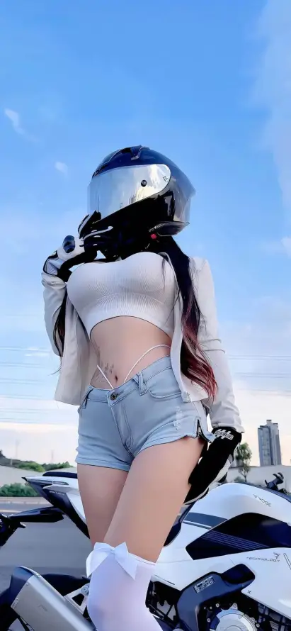 4k头盔壁纸 - 机车 - 短裤 - 美女「哲风壁纸」