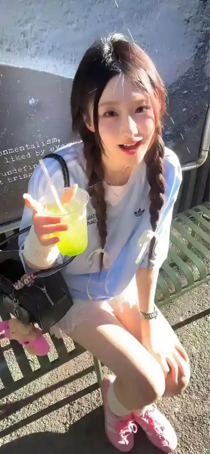 4k双马尾壁纸 - 粉色鞋子 - 蓝白上衣 - 黄色饮料「哲风壁纸」