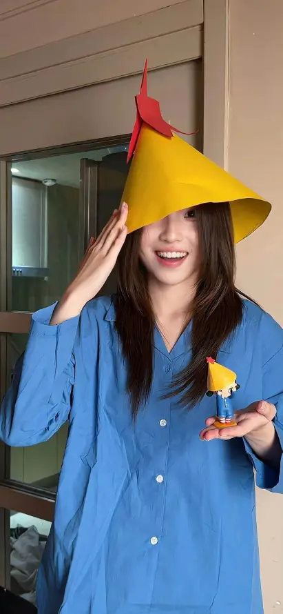 4k可爱壁纸 - 室内 - 小黄鸡 - 蓝衣美女「哲风壁纸」