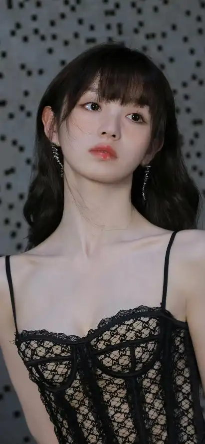 4k长发壁纸 - 蕾丝裙 - 灰色背景 - 精致妆容「哲风壁纸」