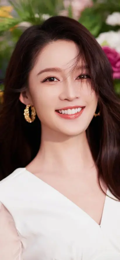 4k微笑壁纸 - 李沁 - 长发 - 白衣美女「哲风壁纸」