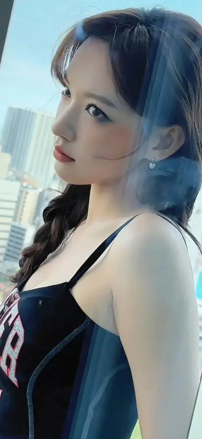 4k红唇壁纸 - 长发 - 城市背景 - 手机壁纸「哲风壁纸」