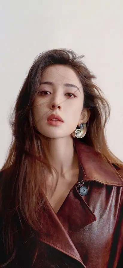 4k耳环壁纸 - 手机壁纸 - 时尚穿搭 - 棕色皮衣「哲风壁纸」