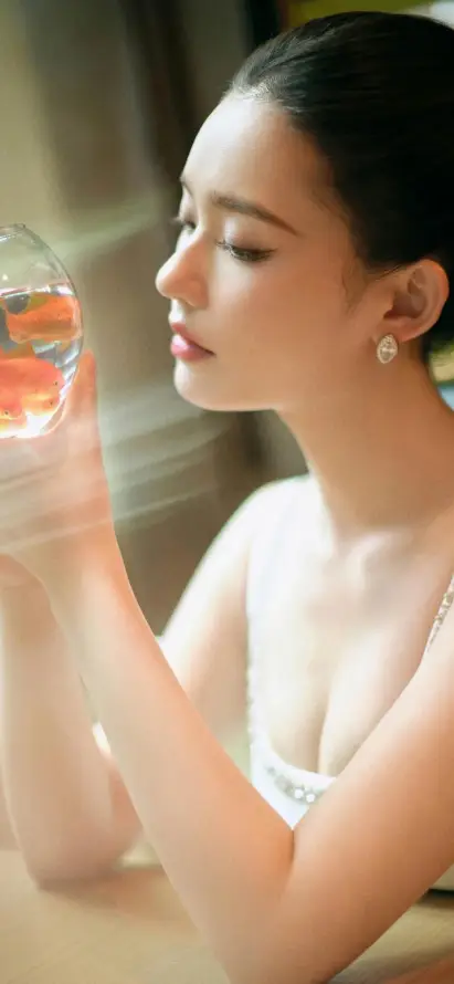 4k室内壁纸 - 玻璃杯 - 优雅女性 - 手机壁纸「哲风壁纸」