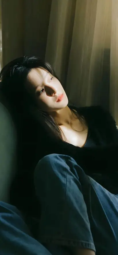 4k室内壁纸 - 慵懒 - 长发 - 牛仔裤「哲风壁纸」