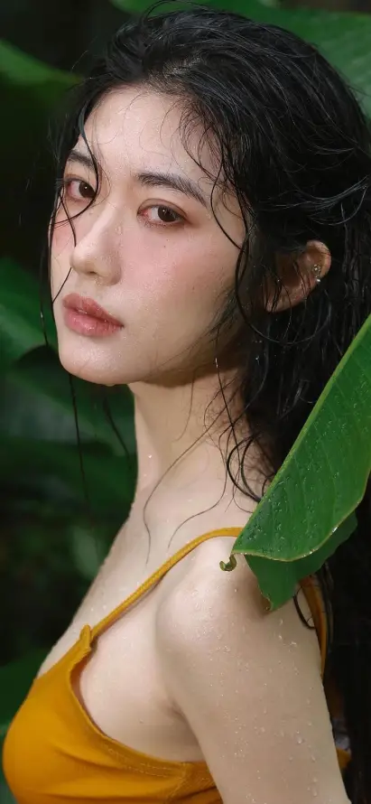 4k清新壁纸 - 湿发 - 绿植 - 黄衣美女「哲风壁纸」