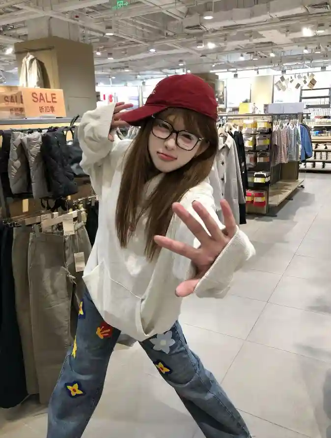 4k活泼壁纸 - 清新 - 眼镜 - 红帽「哲风壁纸」