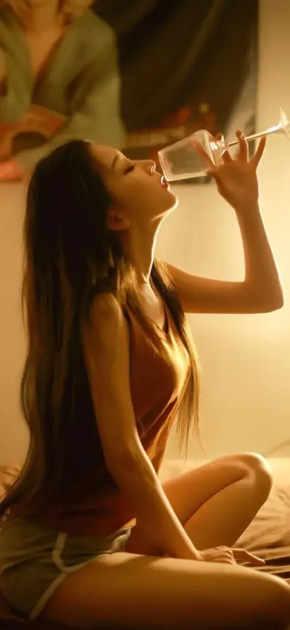 4k喝水壁纸 - 居家 - 暖光 - 长发「哲风壁纸」
