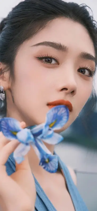 4k清新壁纸 - 手机壁纸 - 精致妆容 - 蓝色花朵「哲风壁纸」