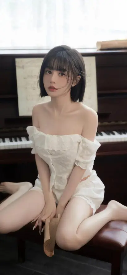 4k坐姿壁纸 - 清纯 - 钢琴 - 短发美女「哲风壁纸」