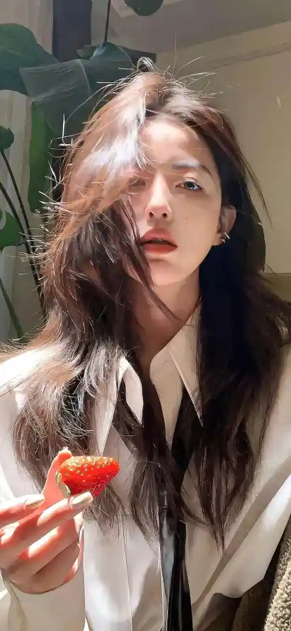 4k清新壁纸 - 草莓 - 长发 - 植物背景「哲风壁纸」