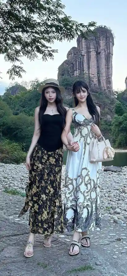 4k户外壁纸 - 美女 - 黄花裙 - 黑上衣「哲风壁纸」