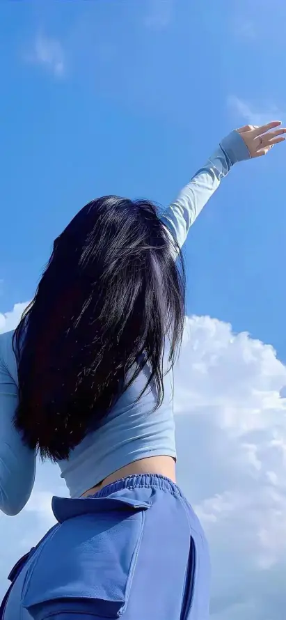 4k白云壁纸 - 蓝天 - 长发 - 休闲穿搭「哲风壁纸」