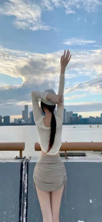 4k帽子壁纸 - 户外 - 长发 - 城市海景「哲风壁纸」