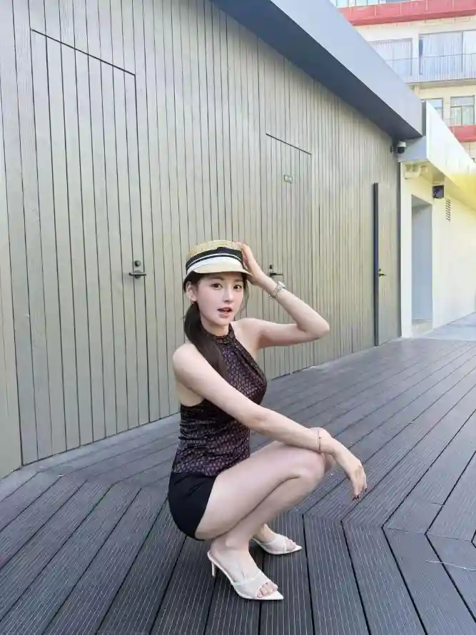 4k帽子壁纸 - 户外 - 短裤 - 蹲姿「哲风壁纸」