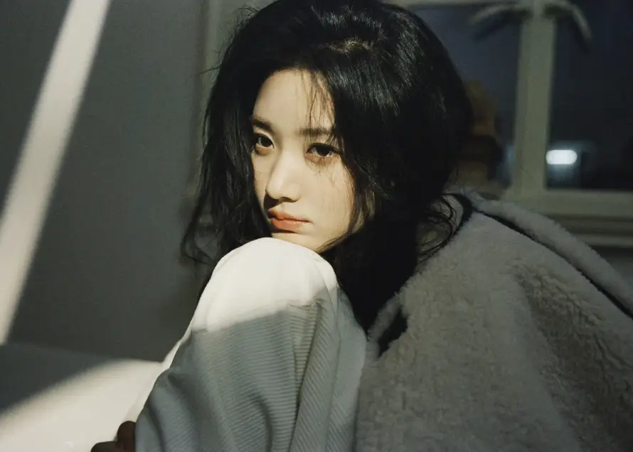 4k光影壁纸 - 窗边 - 卢昱晓 - 女明星「哲风壁纸」