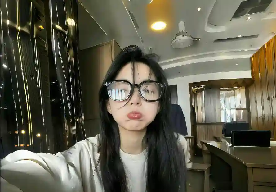 4k室内壁纸-白上衣 - 清新-黑框眼镜热门的壁纸「哲风壁纸」