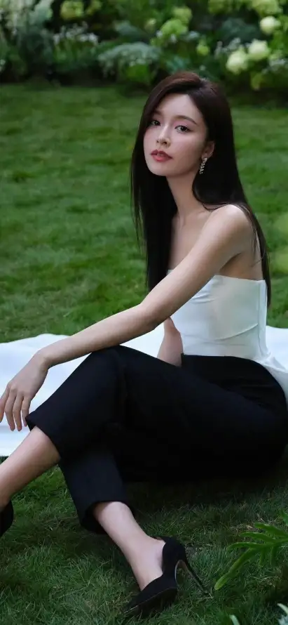 4k户外壁纸 - 草地 - 高跟鞋 - 手机壁纸「哲风壁纸」