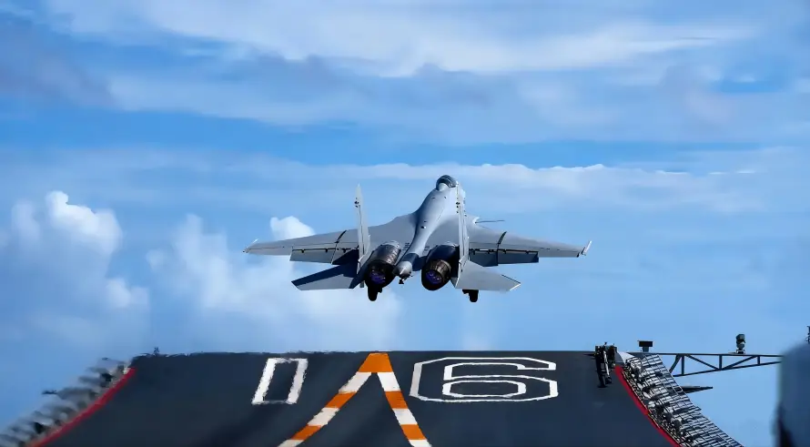 4k军事壁纸 - 航母 - 蓝天 - 起飞「哲风壁纸」