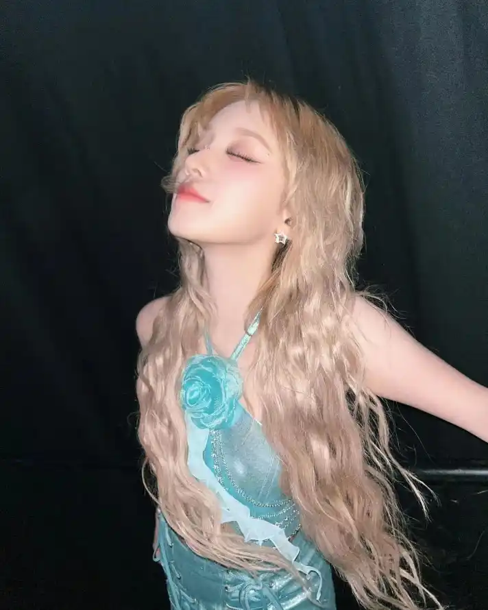 4k可爱壁纸 - 闭眼 - 宋雨崎 - 花朵装饰「哲风壁纸」