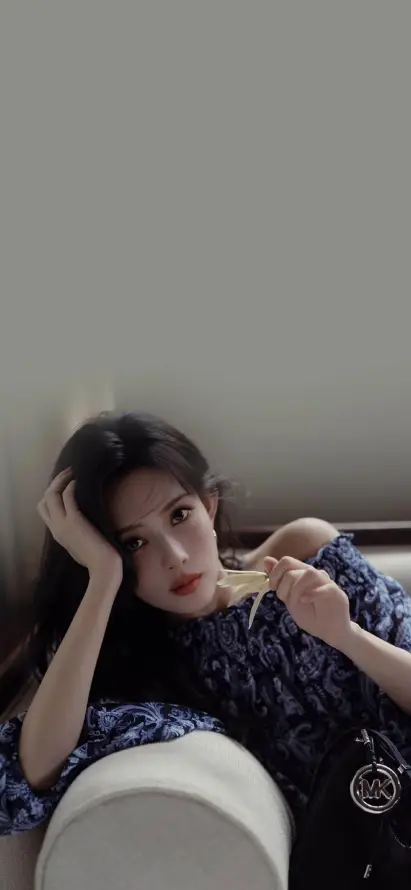 4k室内壁纸 - 慵懒 - 沙发 - 蓝花裙「哲风壁纸」