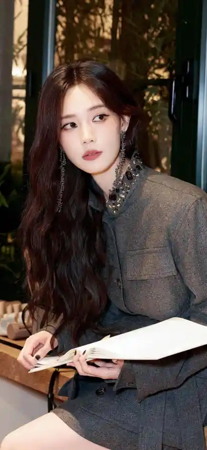 4k室内场景壁纸 - 手持本子 - 手机壁纸 - 灰色穿搭「哲风壁纸」