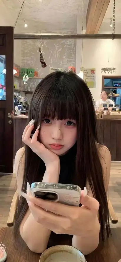 4k室内壁纸 - 托腮 - 咖啡馆 - 看手机「哲风壁纸」