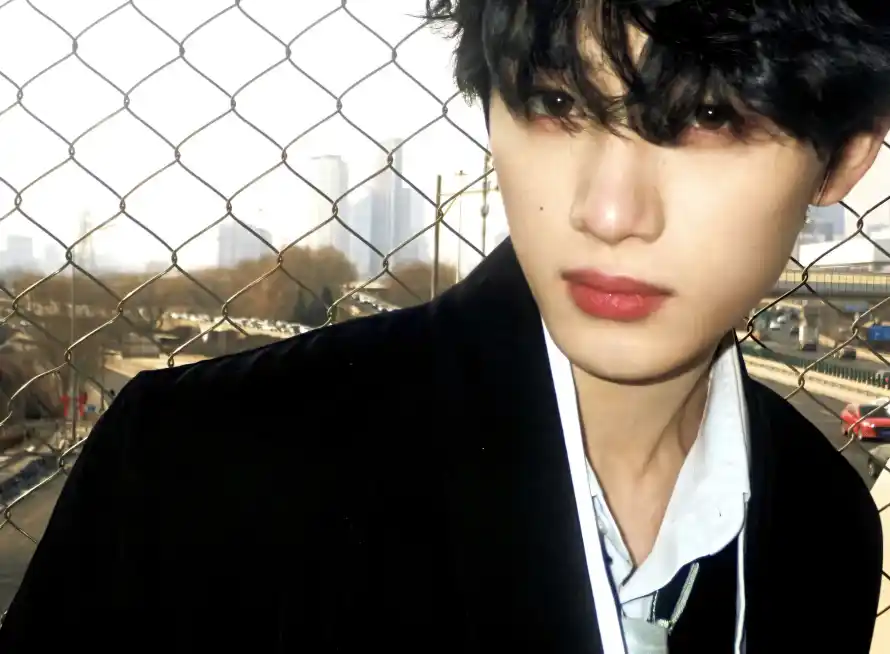 4k丁程鑫壁纸 - 白衬衫 - 铁丝网 - 城市背景「哲风壁纸」 4k丁程鑫壁纸 - 白衬衫 - 铁丝网 - 城市背景「哲风壁纸」