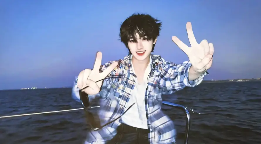 4k比耶壁纸 - 海边 - 蓝天 - 丁程鑫「哲风壁纸」 4k比耶壁纸 - 海边 - 蓝天 - 丁程鑫「哲风壁纸」