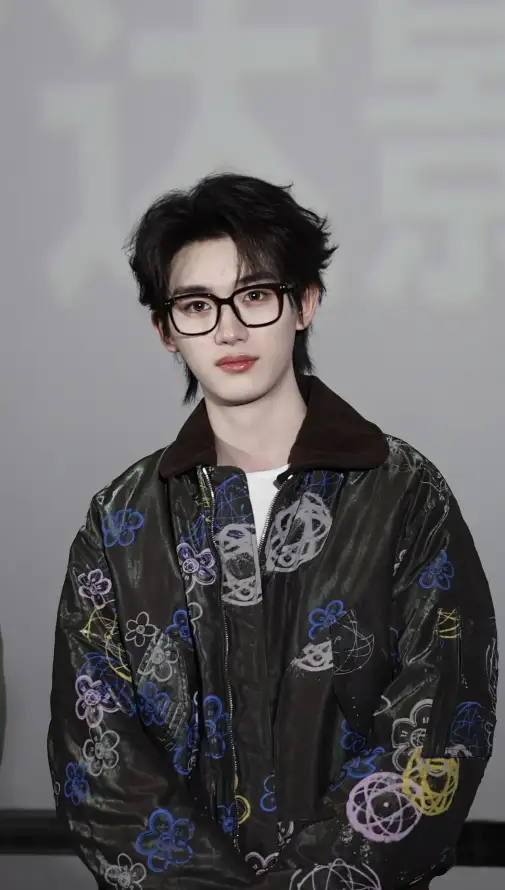 4k明星壁纸 - 眼镜 - 花纹 - 丁程鑫「哲风壁纸」