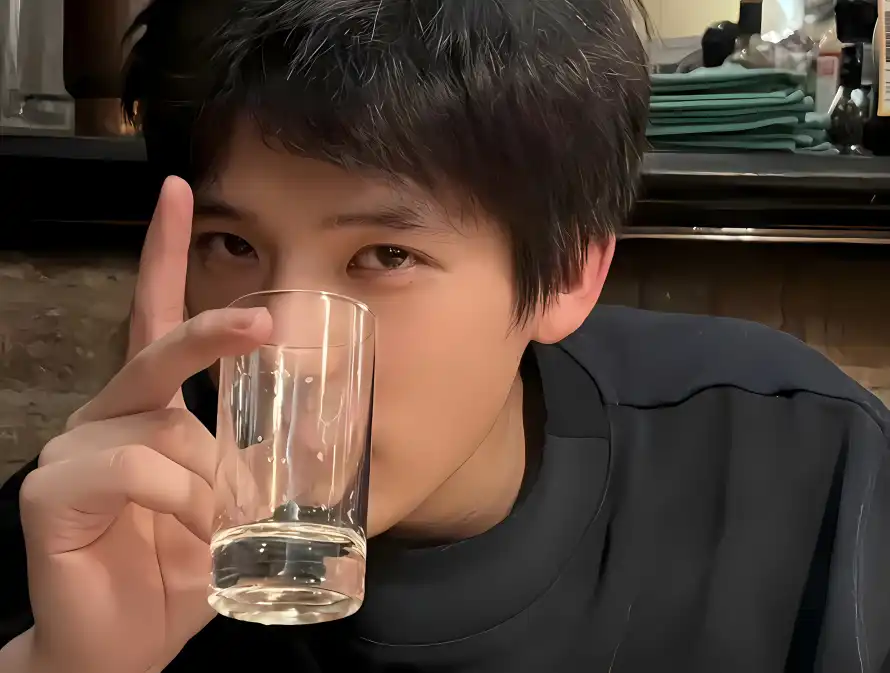 4k喝水壁纸 - 室内 - 悠闲 - 王安宇「哲风壁纸」 4k喝水壁纸 - 室内 - 悠闲 - 王安宇「哲风壁纸」