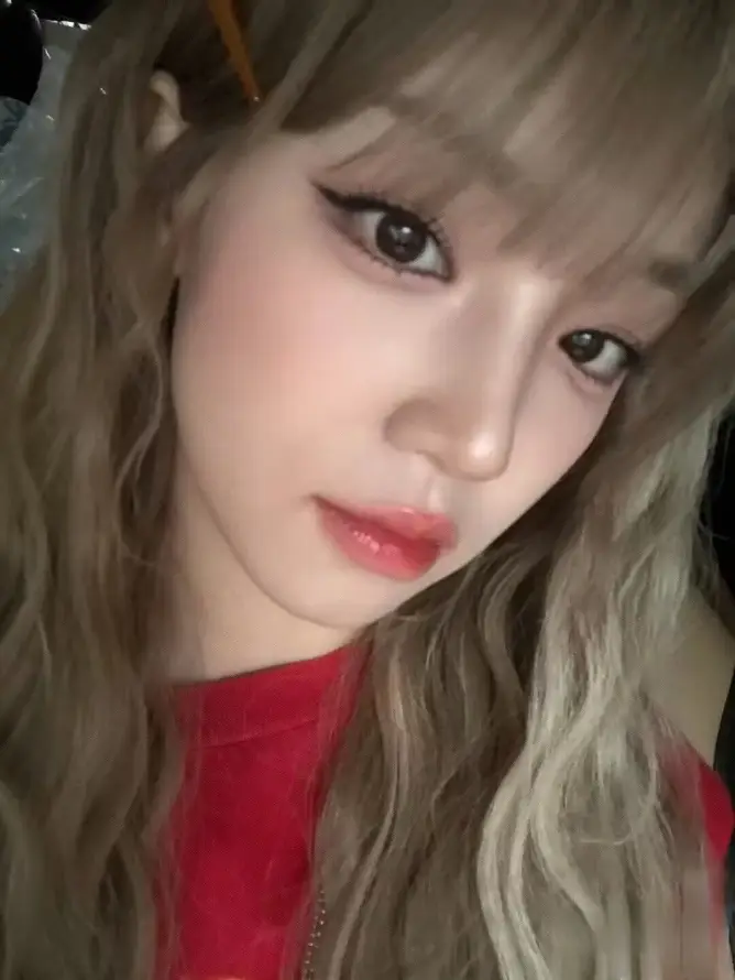 4k卷发壁纸 - 可爱 - 甜美 - 红衣「哲风壁纸」