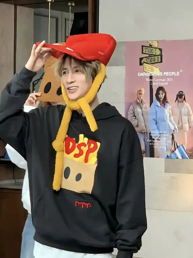 4k可爱壁纸 - DSP - 薛之谦 - 红色帽子「哲风壁纸」