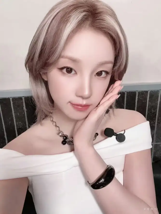 4k可爱壁纸 - 短发 - 自拍 - 露肩「哲风壁纸」