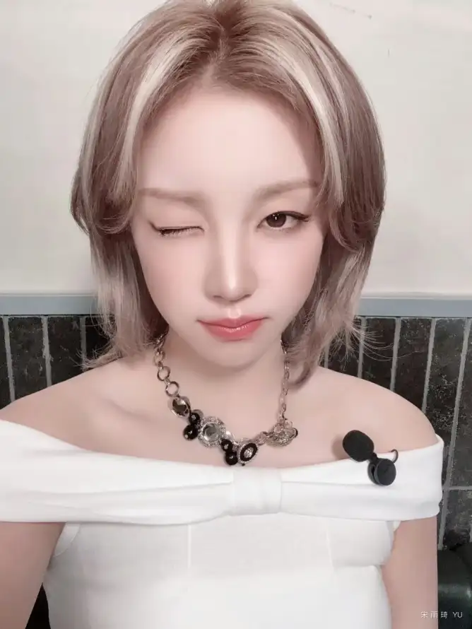 4k可爱壁纸 - 眨眼 - 项链 - 宋雨崎「哲风壁纸」