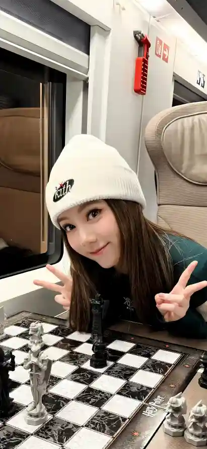 4k棋盘壁纸 - 比耶 - 美女 - 高铁「哲风壁纸」