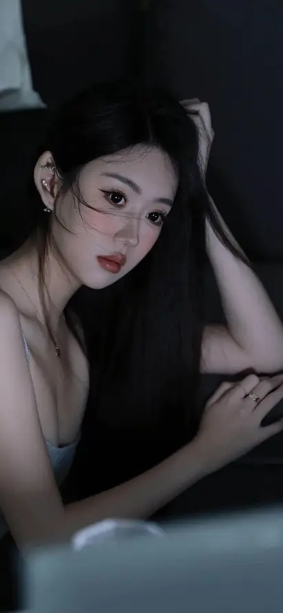 4k吊带壁纸 - 迷人 - 长发 - 手机壁纸「哲风壁纸」