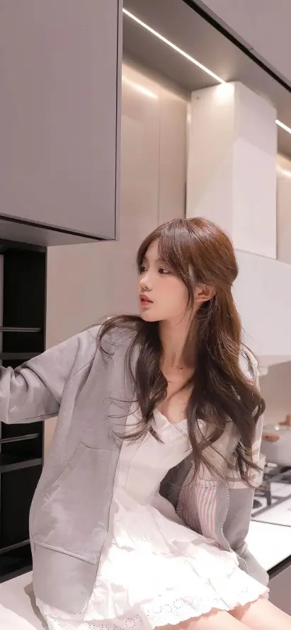 4k厨房壁纸 - 手机壁纸 - 时尚穿搭 - 灰色外套「哲风壁纸」