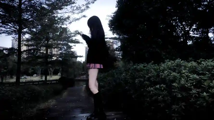 4kjk壁纸 - 树林 - 美女 - 背影「哲风壁纸」