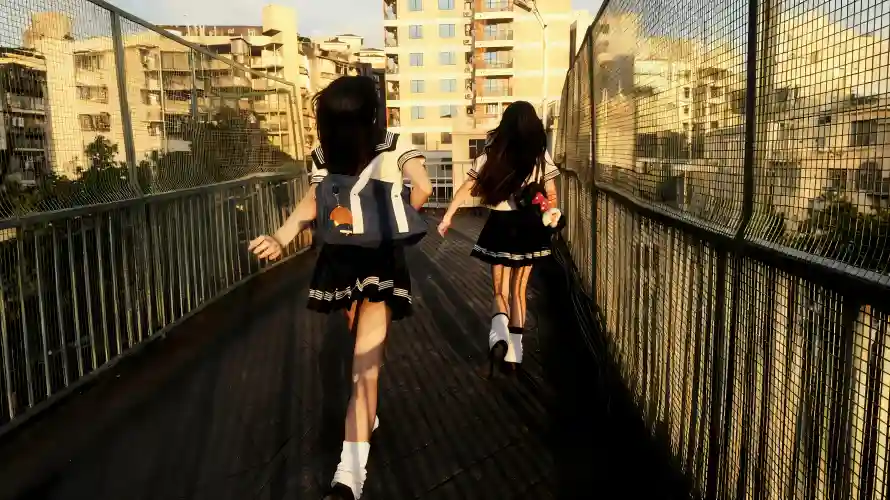 4kjk壁纸 - 城市 - 天桥 - 女生「哲风壁纸」