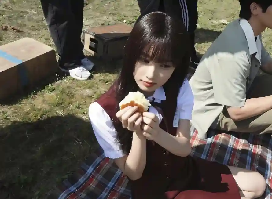 4k校服壁纸 - 美女 - 草地 - 野餐「哲风壁纸」