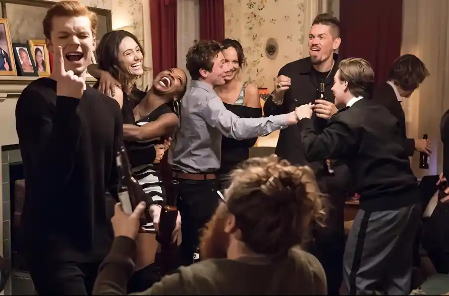 2k热闹壁纸-人物互动壁纸和美剧-室内场景免费下载「哲风壁纸」