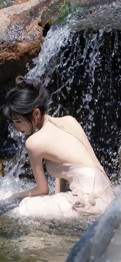 4k溪流壁纸 - 瀑布 - 露背裙 - 戏水美女「哲风壁纸」
