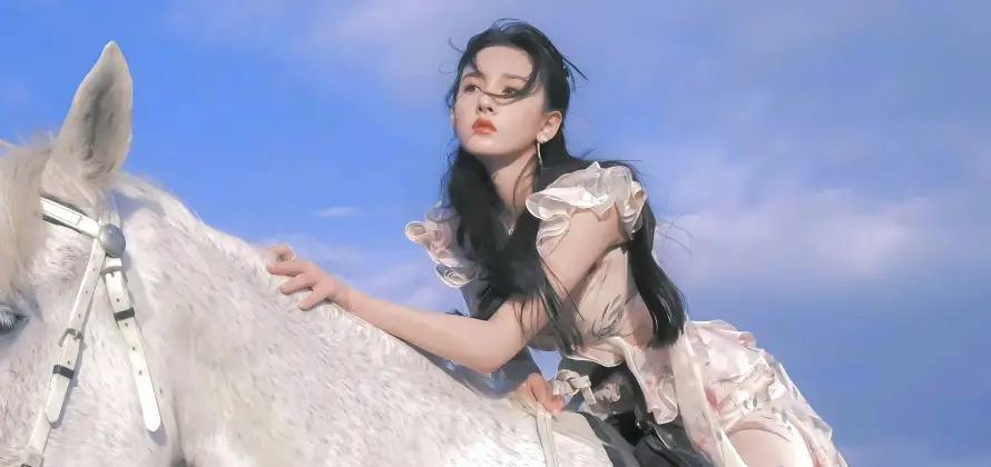 4k明星壁纸 - 白马 - 美女 - 蓝天「哲风壁纸」