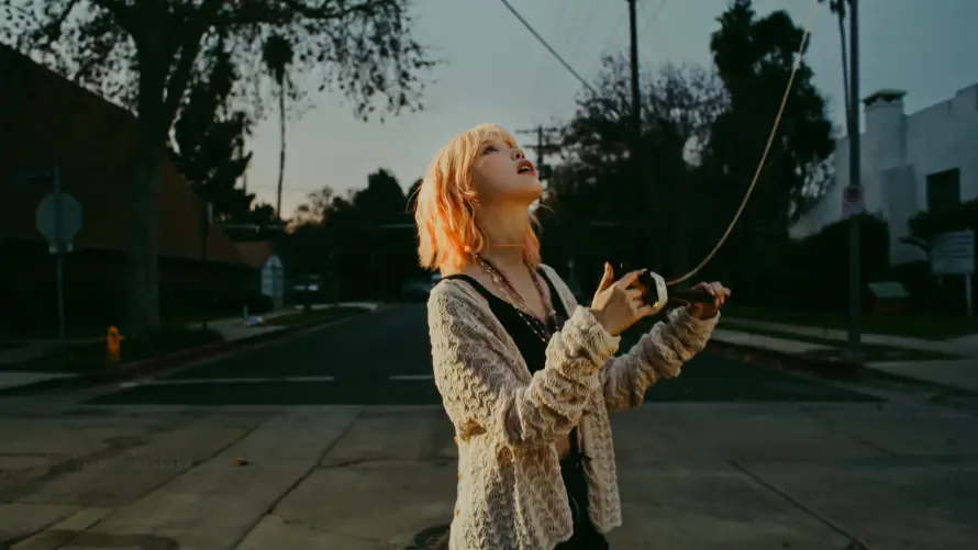 6kIU壁纸-李知恩壁纸和傍晚-针织开衫免费下载「哲风壁纸」