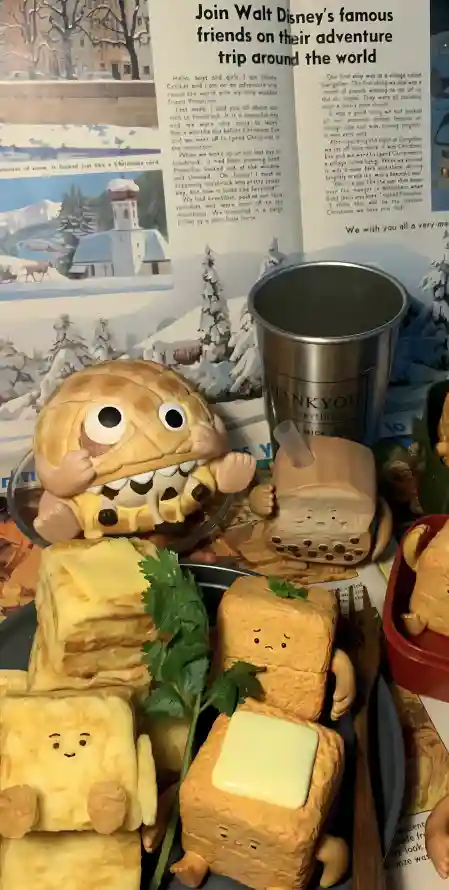 4k吐司壁纸 - 报纸 - 玩偶 - ins风「哲风壁纸」