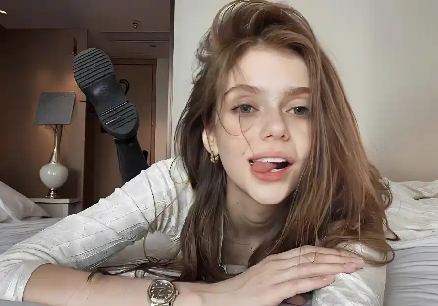 4k卧室壁纸 - 吐舌 - 室内 - 手表「哲风壁纸」 4k卧室壁纸 - 吐舌 - 室内 - 手表「哲风壁纸」