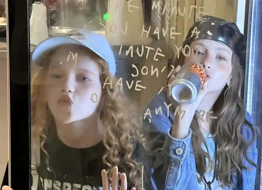 4k卷发壁纸 - 女孩 - 欧美 - 玻璃「哲风壁纸」