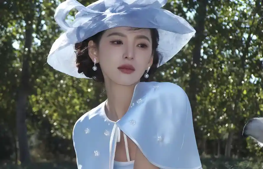 2k户外壁纸-章若楠和树林-蓝色帽子壁纸分享「哲风壁纸」